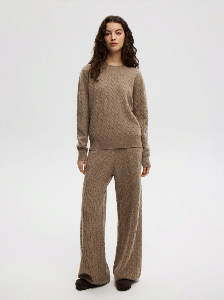 BROWN ELEGANCE CABLE-KNIT SWEATER