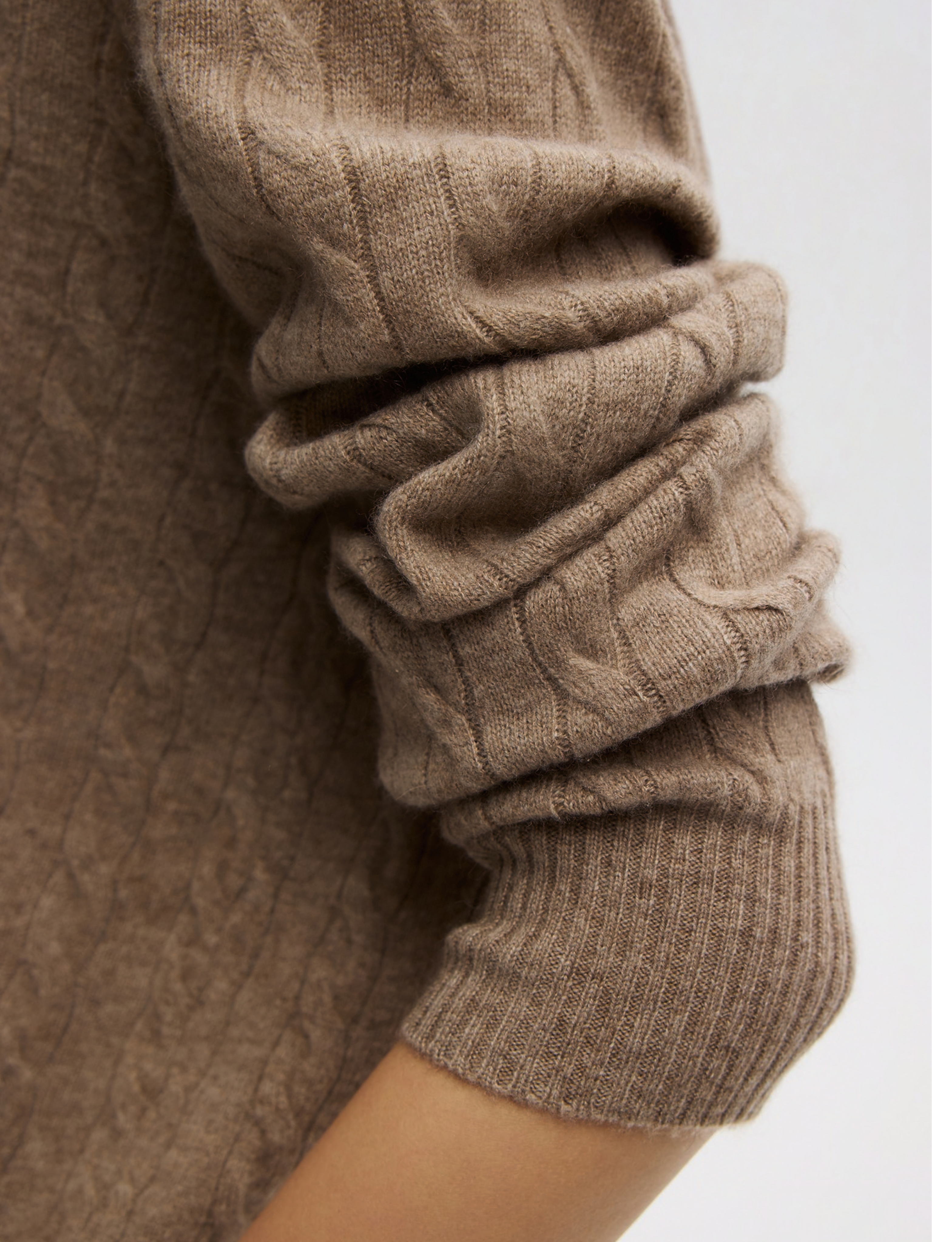 BROWN ELEGANCE CABLE-KNIT SWEATER