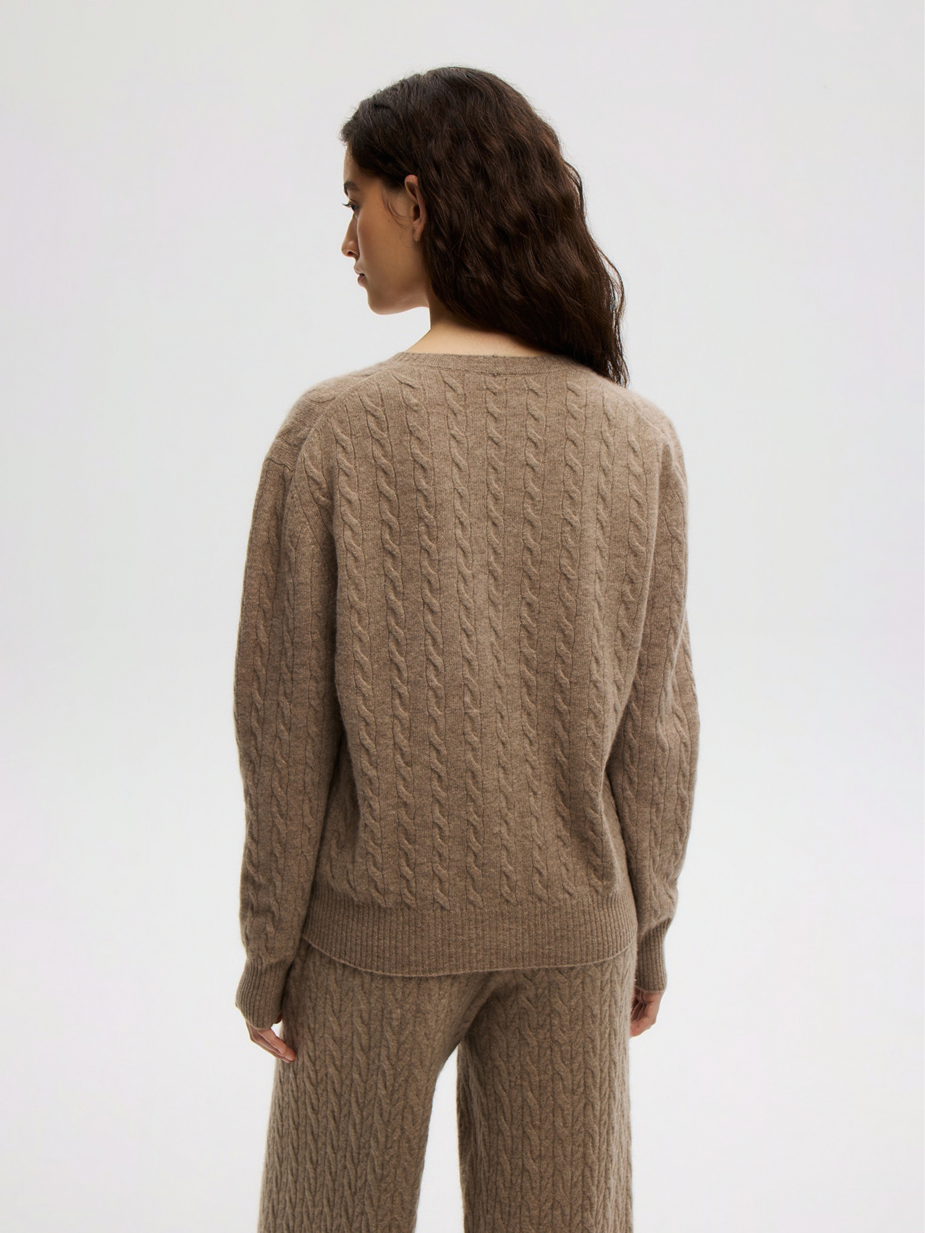 BROWN ELEGANCE CABLE-KNIT SWEATER
