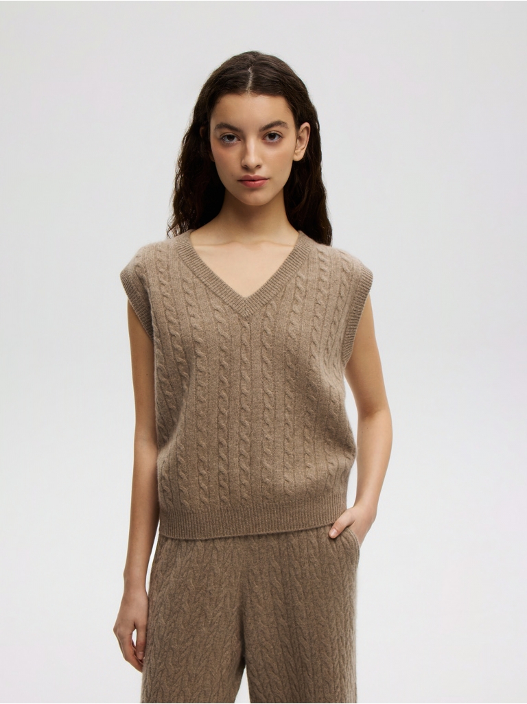 BROWN ELEGANCE CABLE-KNIT VEST