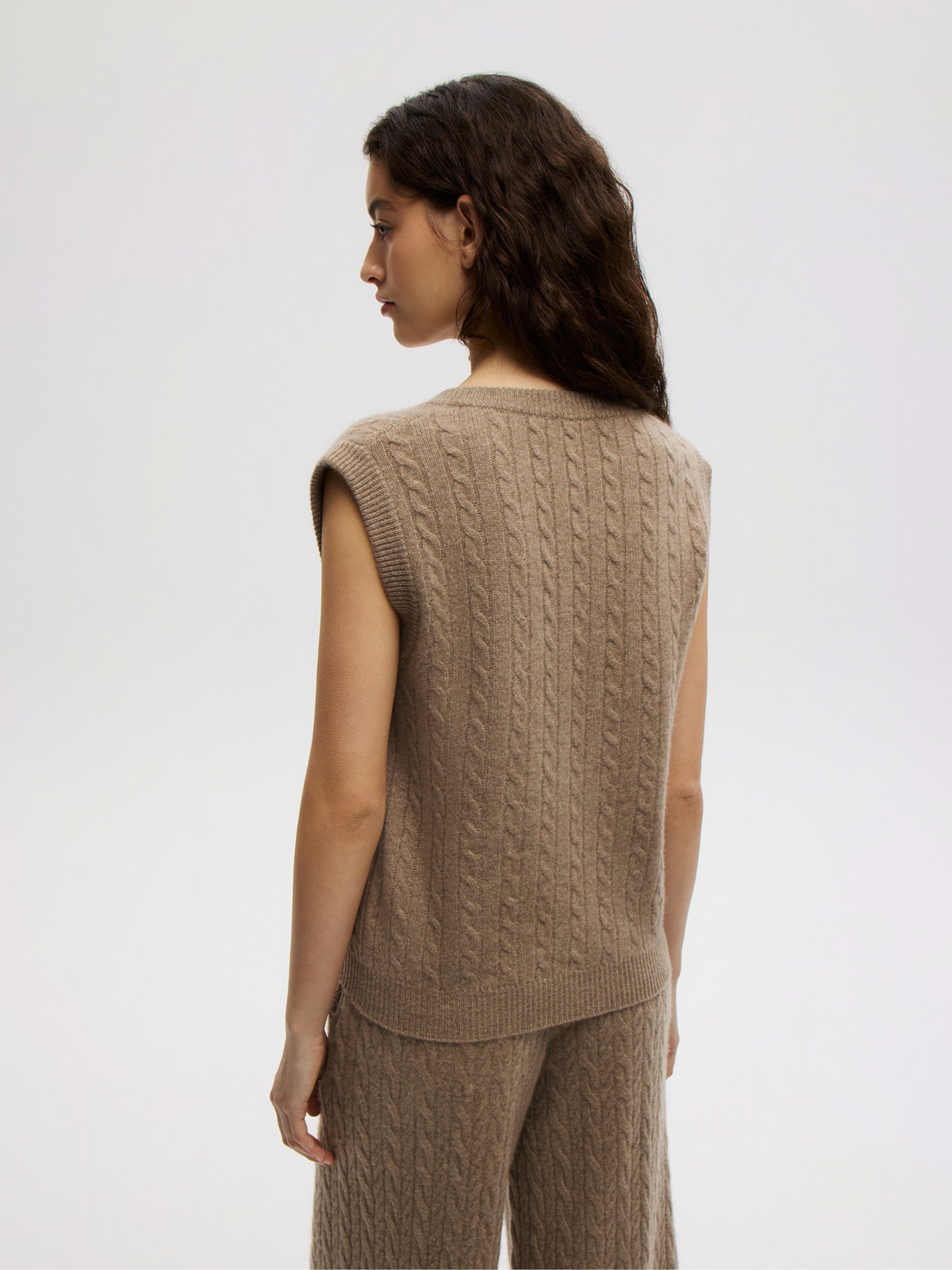 BROWN ELEGANCE CABLE-KNIT VEST