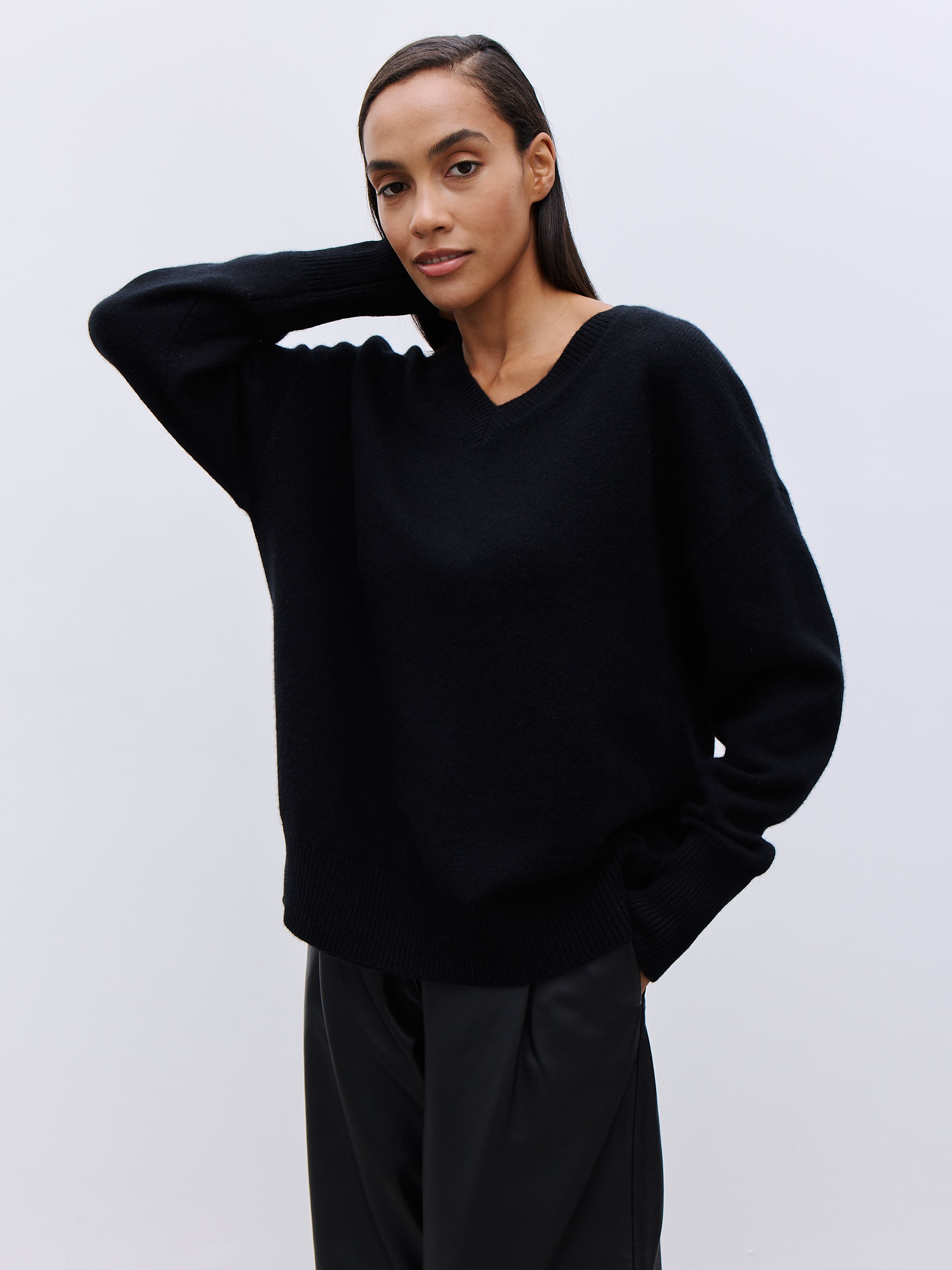 BLACK PULLOVER