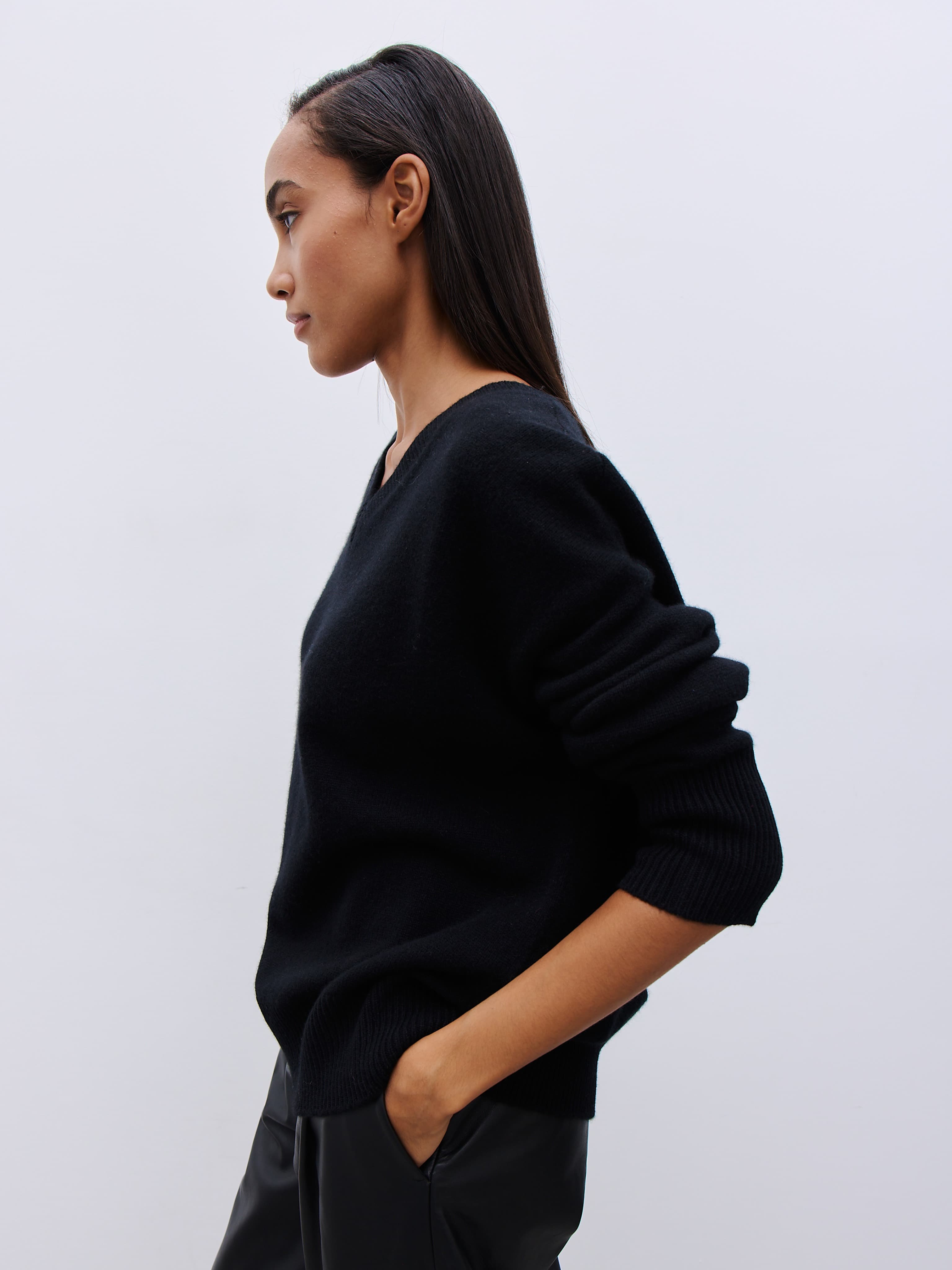 BLACK PULLOVER