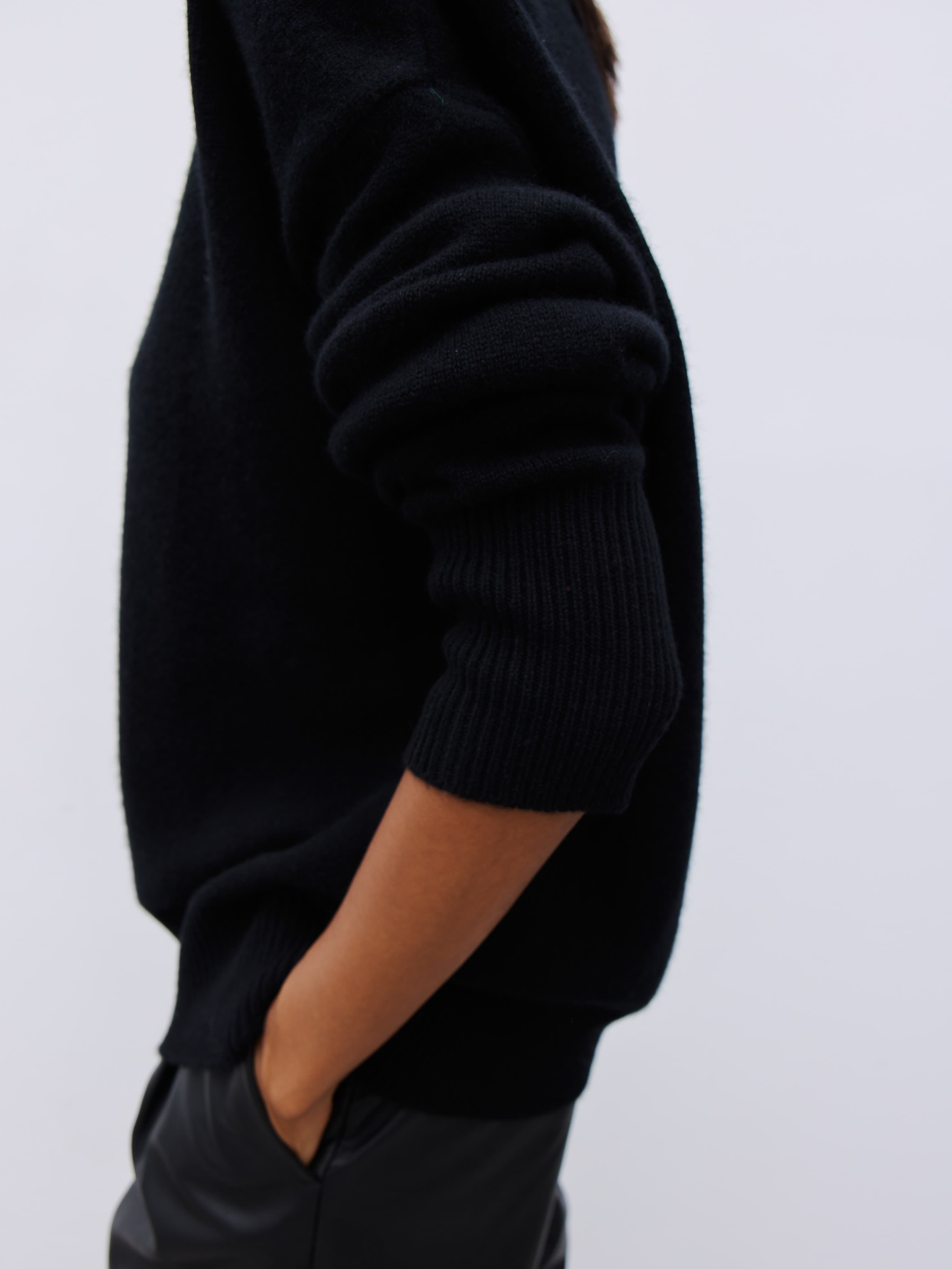 BLACK PULLOVER