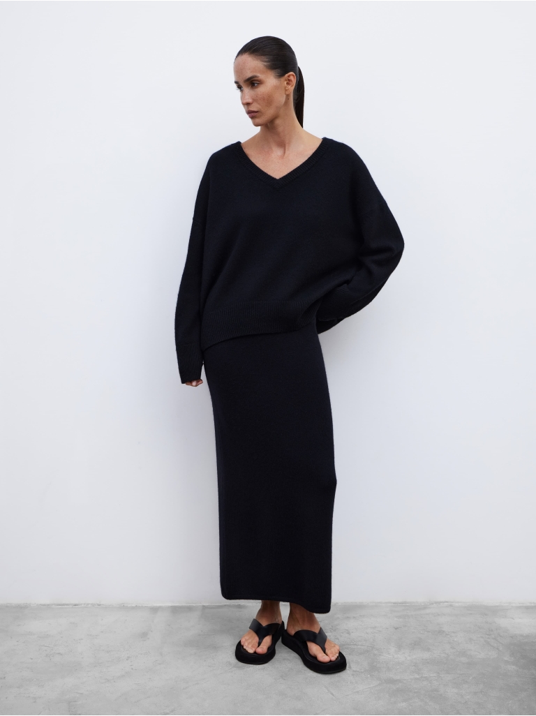 JUST BLACK PULLOVER