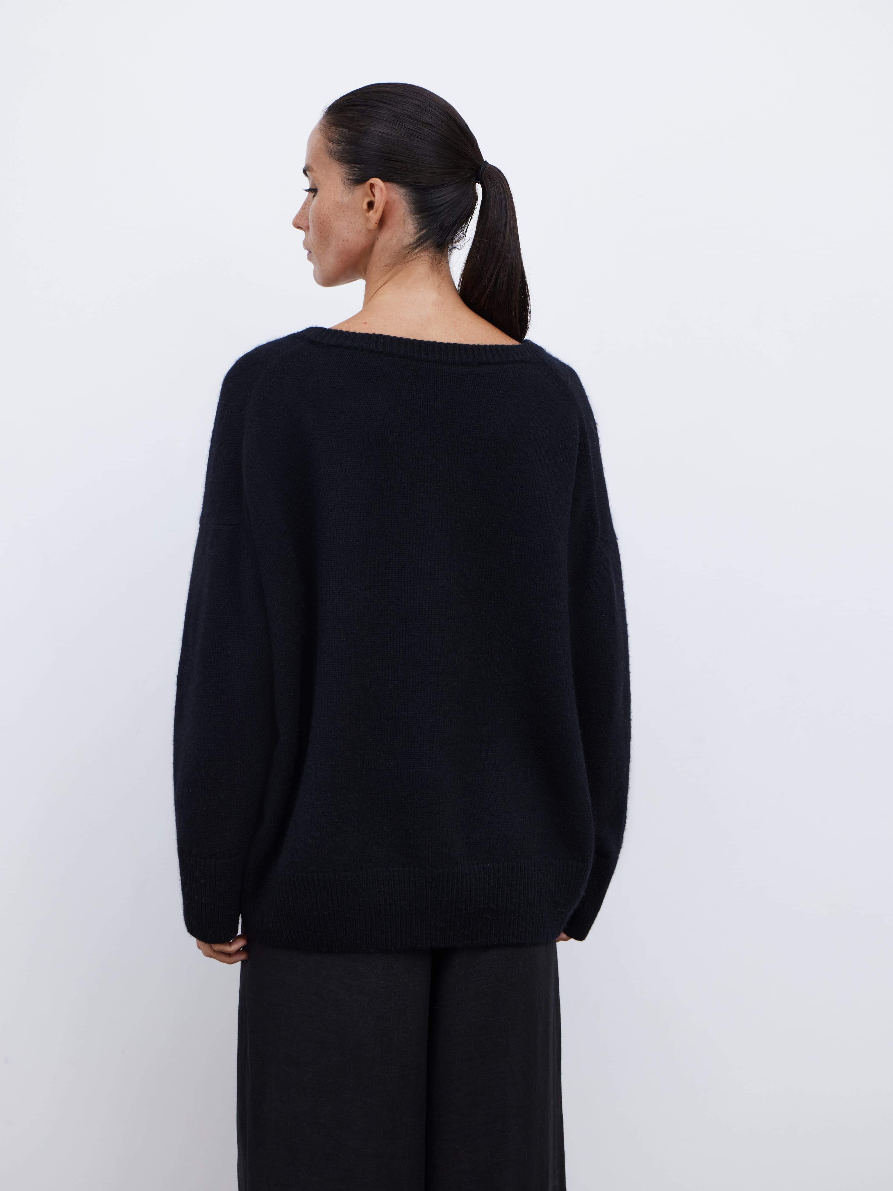 JUST BLACK PULLOVER