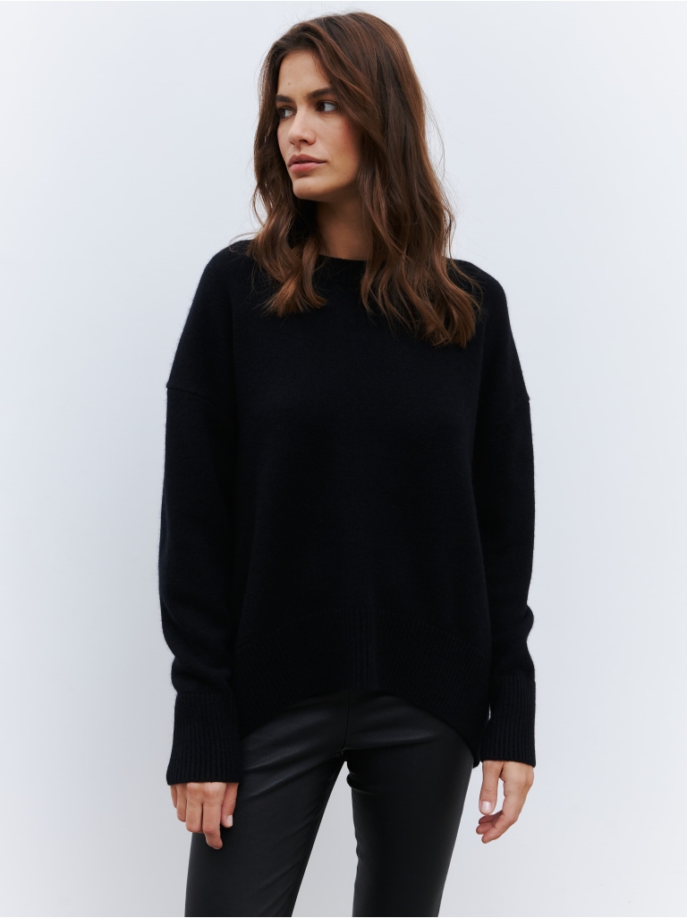 JUST BLACK PULLOVER