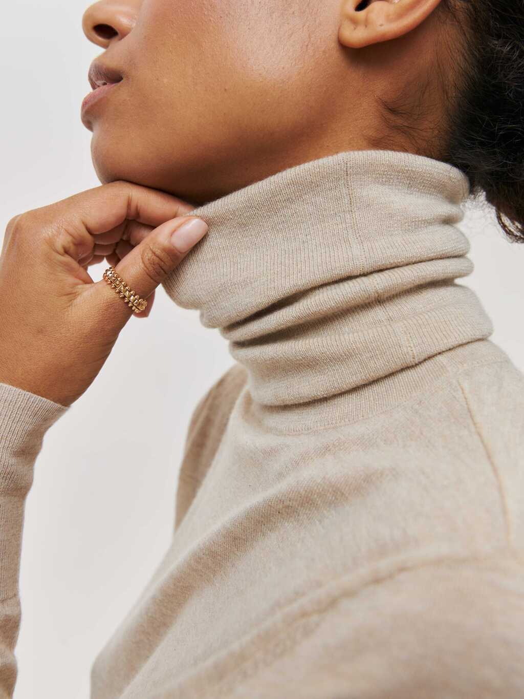 BEIGES TURTLENECK