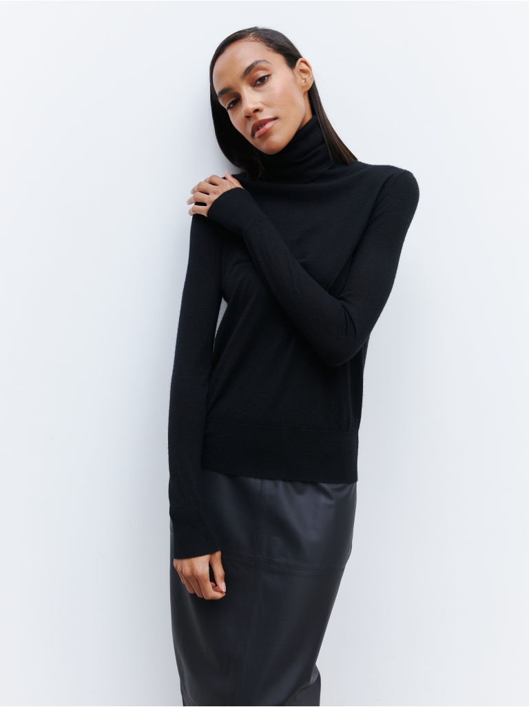 JUST BLACK TURTLENECK